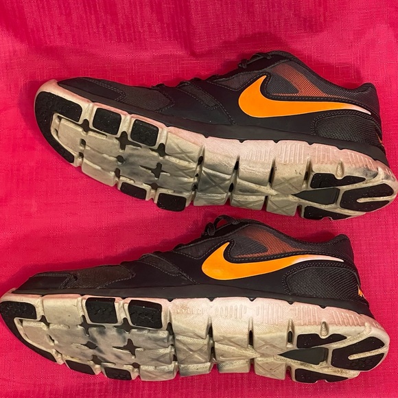 NIKE TRAINING SNEAKERS DARK GRAY & ORANGE SIZE 8.5 - Picture 4 of 13
